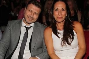 Σπάνιο κλίκ: Ο Γιάννης Πλούταρχος στην πισίνα με τη σύζυγό του, τα παιδιά και τη μητέρα του - εικόνα 2