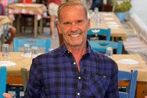 Πέτρος Κωστόπουλος | Χαλαρή βραδιά με καλό φαγητό στο στολισμένο σαλόνι του σπιτιού του - εικόνα 3