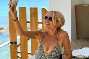 Μαρία Μπεκατώρου | Ποζάρει μες στη θάλασσα πάνω στο φουσκωτό της