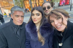 Με μακρύ ξανθό μαλλάκι και cool ντύσιμο | Ο κούκλος γιος της Κατερίνας Καραβάτου, Αριώνας έκλεισε τα 9 του χρόνια - εικόνα 4