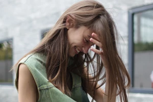 3 φυσικές μέθοδοι για πιο πυκνά και δυνατά μαλλιά που όντως δουλεύουν