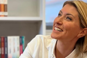 Σία Κοσιώνη | Με κοτλέ κοστούμι στο χρώμα της μόκας