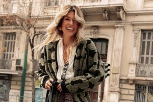 Κομψή στα χόνια | Η Βάσια Κωσταρά παραδίδει μαθήματα στιλ, υιοθετώντας την τάση του Après-Ski