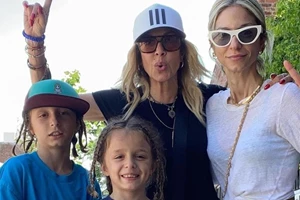 Με "αέρα" Ιταλίας η Άννα Βίσση | Με τέλειο look στο πολύχρωμο Positano - εικόνα 2