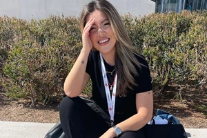 Αναστασία Γιάμαλη | Με cropped top και σακάκι με μοτίβο pied de poule σε μία μοντέρνα εκδοχή του office attire