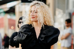 Η Αθηνά Οικονομάκου προτείνει το έξυπνο styling tip για τις βραδινές εξόδους του καλοκαιριού