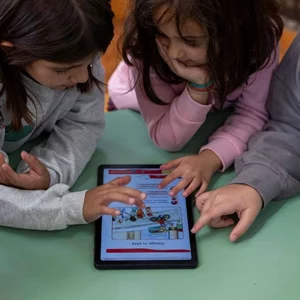 COSMOTE TELEKOM | Nέα εποχή συνδεσιμότητας σε όλα τα δυσπρόσιτα σχολεία της χώρας με δωρεάν γρήγορο ίντερνετ