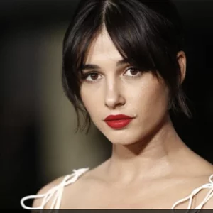 Ο καλλιτέχνης και συγγραφέας Andrew Norman Wilson σκηνοθέτησε μουσικό βίντεο της Naomi Scott