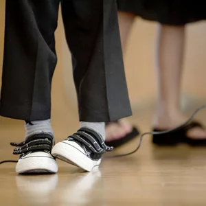 Οι Millennial γονείς μεγαλώνουν παιδιά-βέλκρο | Στενή σύνδεση ή υπερβολική προσκόλληση;