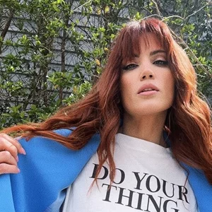 Ώρα ανανέωσης για τη Μαίρη Συνατσάκη | Οι λουλουδένιες λεπτομέρειες στο ανακαινισμένο μπάνιο της