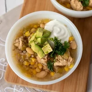 3 συνταγές βραδινού με κοτόπουλο κάτω από 260 θερμίδες (και χωρίς να πεινάς μετά)