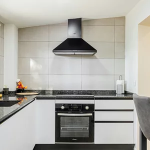 Το πιο ανέξοδο hack για να καθαρίσεις τον φούρνο της κουζίνας | Χωρίς χημικά και χωρίς κόπο