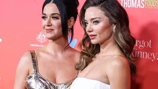 Modern Family | Η Katy Perry φωτογραφήθηκε αγκαλιά με την Miranda Kerr στο κόκκινο χαλί