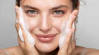 Τα 7 καλύτερα καθαριστικά προσώπου που θα βρεις στο φαρμακείο της γειτονιάς σου