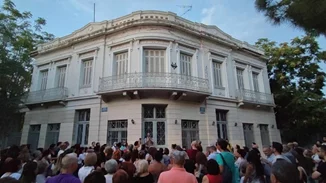 Οδόσημα μνήμης στην Ερμού: Ένας ιστορικός περίπατος στο φως της πανσελήνου