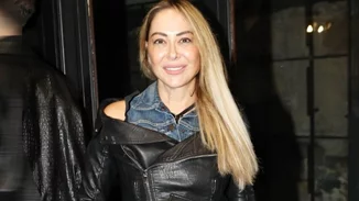 Μελίνα Ασλανίδου | Σπάνια εμφάνιση σε θεατρική πρεμιέρα - Με μάξι δαντελένια φούστα