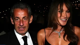 Οικογενειακώς στην Ελλάδα για διακοπές | Nicolas Sarkozy και Carla Bruni με την 10χρονη κόρη τους Julia σε σκάφος