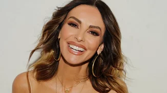 Καλοκαιρινή ραστώνη | Η Μπέττυ Μαγγίρα χαλαρώνει σε πολυτελή πισίνα με το μαγιό της