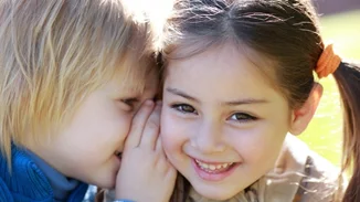 "Θα παντρευτείς την Κατερίνα;" | Κάποιοι γονείς ακόμα δίνουν άλλη διάσταση στις πρώτες φιλίες των παιδιών τους