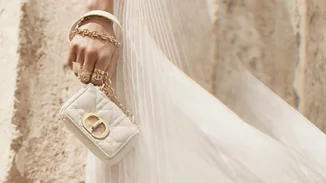 Η χριστουγεννιάτικη καμπάνια του οίκου Dior με φόντο τη Νεμέα θα σε βάλει σε εορταστικό mood