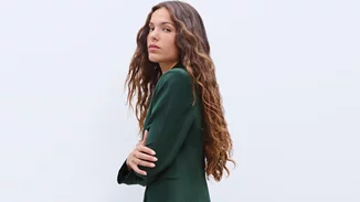 Από το γραφείο στη βραδινή έξοδο | Το πράσινο κοστούμι από τη Stradivarius που θα σε "σώσει"