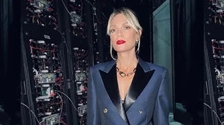 Η Βίκυ Καγιά δημιούργησε το απόλυτο party look, φορώντας ένα μαύρο κοστούμι