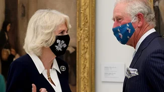 Η λέσχη βιβλίου της Καμίλα Πάρκερ κλείνει έναν χρόνο και η ίδια το γιορτάζει στο Instagram