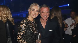 Μαρία Μπακοδήμου - Δημήτρης Αργυρόπουλος | Συγκινημένοι αποχαιρετούν τον γιο τους, Άρη, στο αεροδρόμιο