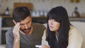 Υπογονιμότητα: Πώς οι προσπάθειες για απόκτηση ενός παιδιού κλονίζουν μια συντροφική σχέση