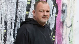 Ο Δημήτρης Σκαρμούτσος είναι τόσο cool όσο υποψιαζόσουν