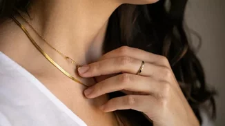 Ασημένια ή χρυσά κοσμήματα; Πώς θα ανακαλύψεις ποιο σου ταιριάζει