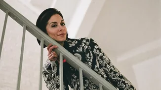 Η Σοφία Καρβέλα όπως δεν την έχουμε ξαναδεί ποτέ | Το πρωινό look που υιοθέτησε