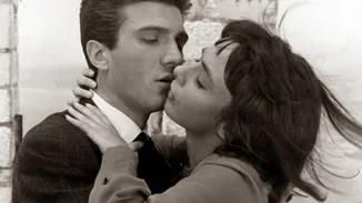 Ο γάμος της Ξένιας Καλογεροπούλου και του Γιάννη Φέρτη στο γραφικό εκκλησάκι της Καισαριανής