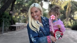 Με ροζ jumpsuit και υπέροχα μπουκλάκια δίπλα στη μαμά της | Η Ιωάννα Μαλέσκου μοιράζεται την πιο cute φωτογραφία με τη Μαρίλια Δανιά και τον σύζυγό της