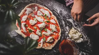 Η καλύτερη συνταγή για ζύμη πίτσας από τον Λευτέρη Λαζάρου και η πιο απλή και νόστιμη σπιτική σάλτσα ντομάτας [χωρίς βράσιμο]