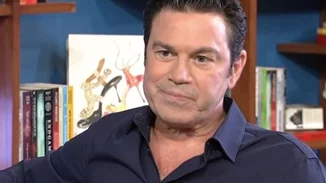 Μάριος Φραγκούλης | Η μητερα μου, μού είπε: "Πηγαίνω δίπλα να πάρω δυο πραγματάκια και θα ‘ρθω να σε δω. Και αυτό ήταν. Έφυγε και γύρισε στην Αφρική"