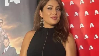 Κλέλια Ρένεση | Στην πρεμιέρα του "Porto Leone" με μαύρο εφαρμοστό φόρεμα και ιδιαίτερα γεωμετρικά σκουλαρίκια