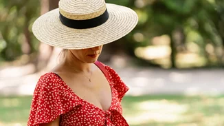 Τα πιο κομψά καπέλα που θα φορέσετε στην πόλη και το νησί φέτος το καλοκαίρι