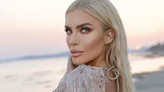 Η Κατερίνα Καινούργιου έγινε ξανά νονά | Η "νυφική" εμφάνιση με εντυπωσιακό, λευκό φόρεμα