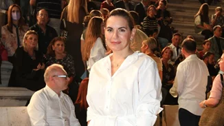 Η Όλγα Κεφαλογιάννη casual chic στο Σούνιο | Πώς συνδύασε το denim παντελόνι της;