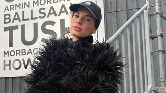 Natural Beauty | Η Χριστίνα Μπόμπα ποζάρει μετά το κολυμβητήριο αμακιγιάριστη με πετσέτα στα μαλλιά