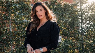 Τα αποτελέσματα της γυμναστικής | Η Χριστίνα Μπόμπα ποζάρει με κολάν και crop top και μας δείχνει το γραμμωμένο της κορμί