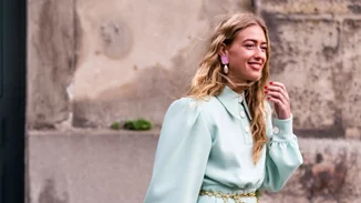 Τα μίντι φορέματα που θα φοράς συνέχεια μέχρι να μπει ο χειμώνας