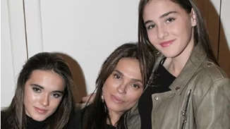 Η κόρη της Σίλιας Κριθαριώτη με κατακόκκινη τουαλέτα στα British Fashion Awards