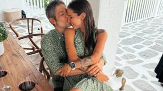 Εριέττα Κούρκουλου Λάτση | Φωτογραφίζει τον Νικόλα της να περπατά στη βροχή με τις πιο χαριτωμένες κίτρινες γαλότσες