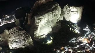 Μοναδικά φωτισμένα Μετέωρα - Ατμόσφαιρα βαθιάς κατάνυξης και μυσταγωγίας δημιουργεί ο δήμος Μετεώρων