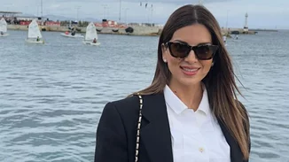 Η Σταματίνα Τσιμτσιλή μαζί με τα παιδιά της στο λιμάνι της Ραφήνας για τη ρίψη του Τίμιου Σταυρού των Θεοφανίων