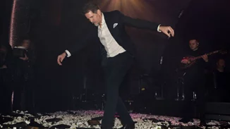 Ο Παύλος Ντε Γκρες όπως δεν τον έχουμε ξαναδεί | Χορεύει ζεϊμπέκικο με τον Αντώνη Ρέμο