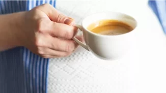 Μπορώ να πίνω καφέ ή αλκοόλ ενώ υποβάλλομαι σε εξωσωματική;