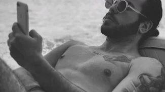 Η εξαιρετικά γυμνασμένη πλάτη του Άγγελου Λάτσιου ενθουσίασε τους followers του - Οι "γυμναστικές επιδείξεις" στην παραλία